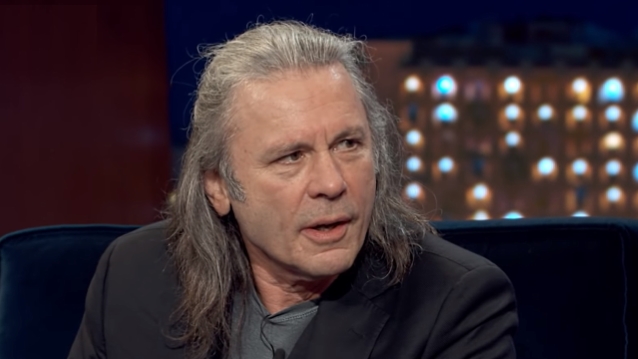 Bruce Dickinson: Ανακοίνωσε γραφική νουβέλα τυπωμένη σε χώμα από τον τάφο του ποιητή William&nbsp;Blake